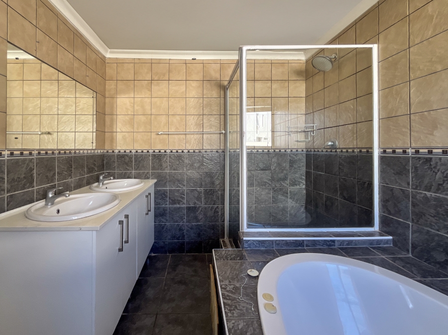 To Let 5 Bedroom Property for Rent in Paradise Beach Western Cape